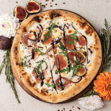 Піца з інжиром, карамелізованою цибулею та сиром горгонзола