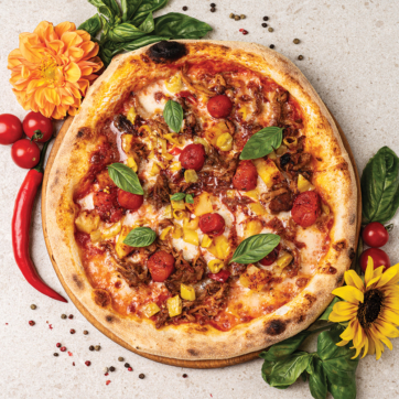 Піца з рваною свининою, ананасом та перцем пепероні