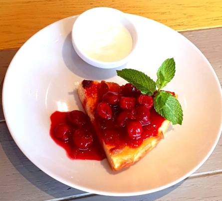 Запіканка сирна зі сметаною та вишневим конфі