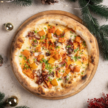 Піца з гострою куркою, печеним гарбозом та беконом