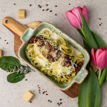 Паста Альфорно з беконовим джемом та соусом песто